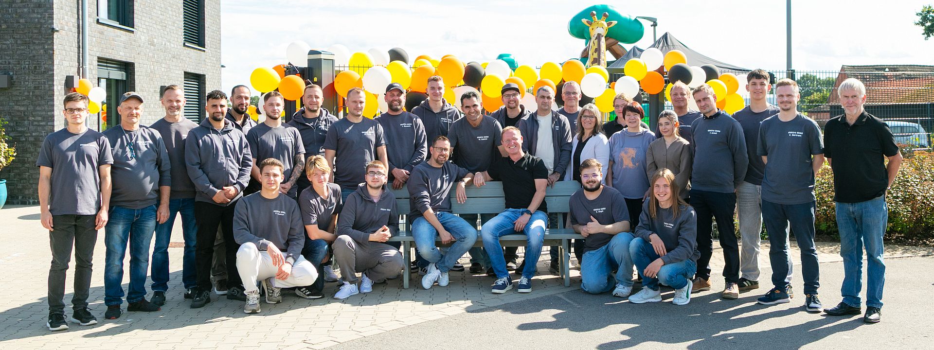 Mitarbeiter-Gruppenfoto der Elektro Kloke GmbH auf dem Betriebsgelände in Stuhr-Seckenhausen Mitarbeiter-Gruppenfoto der Elektro Kloke GmbH auf dem Betriebsgelände in Stuhr-Seckenhausen