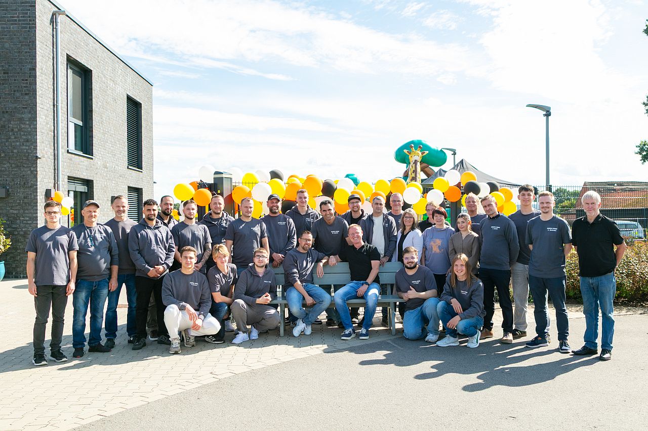 Mitarbeiter-Gruppenfoto der Elektro Kloke GmbH auf dem Betriebsgelände in Stuhr-Seckenhausen Mitarbeiter-Gruppenfoto der Elektro Kloke GmbH auf dem Betriebsgelände in Stuhr-Seckenhausen